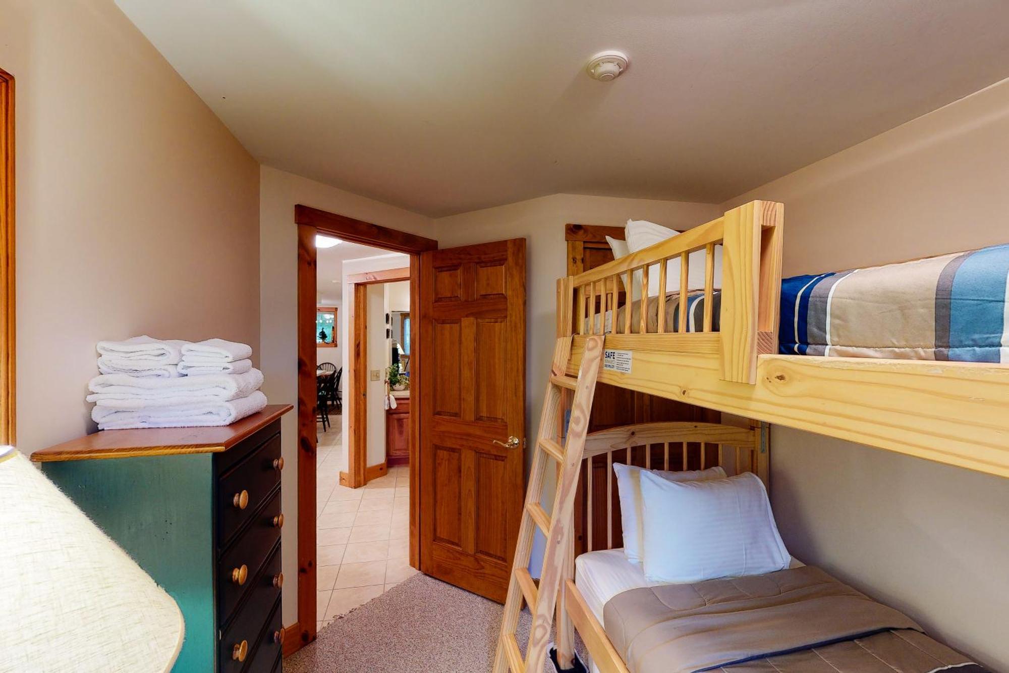 Summit Solitude & Latitude Adjustment Jay Room photo